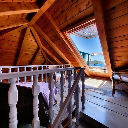 Turquoise House Kut * Vis