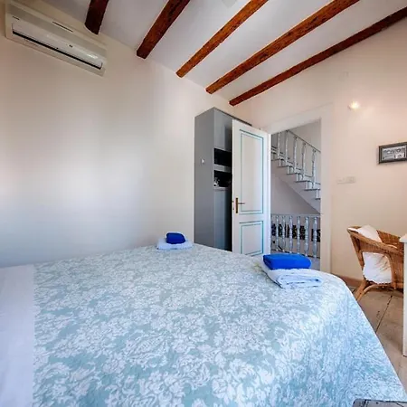 Turquoise House Kut * Vis